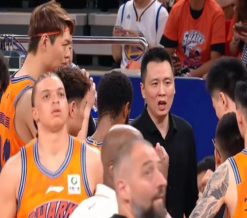 41！上海男篮21分大胜广厦夺冠王哲林29+15胡金秋20+9布朗33+7