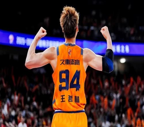 王哲林夺冠直播焦点多！为孙铭徽发声，回应王奶奶绰号淡定回应！