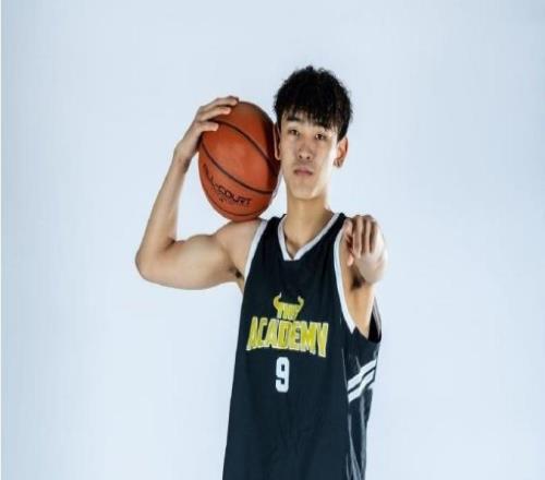 新疆男篮官宣：已签约19岁旅美新星杨竣熙继续留美暂不回国打CBA