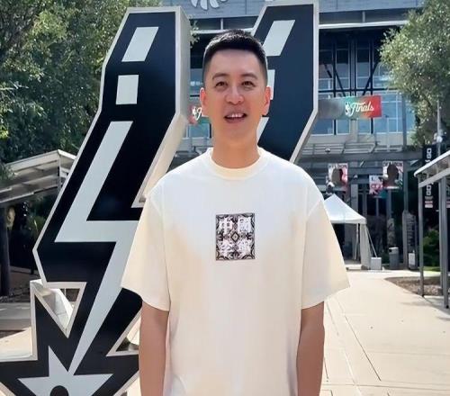 杨鸣玩梗好事将至!队长率队送祝福,郭艾伦和张镇麟弗格老友重聚