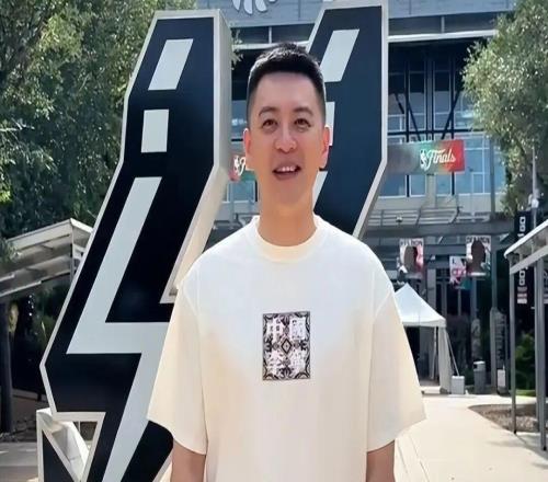 辽宁男篮动态速递！赵继伟杨鸣送祝福，下赛季分组情况出炉，莫兰德谈判进展不顺，球队接触2.03前锋