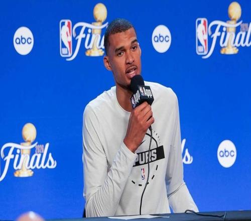 马刺球迷在NBA总决赛0比2尼克斯后力挺文班亚马：“他才22岁”