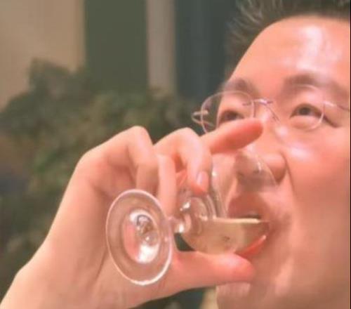 豪爽！王博一口闷大杯茅子，喝醉后和一爱徒拥抱合影，不是胡金秋