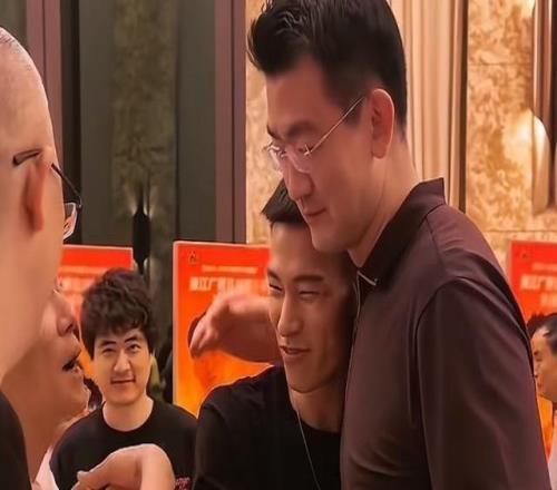 广厦主帅王博答谢宴狂炫白酒一幕曝光扭抱林秉圣引球迷热议