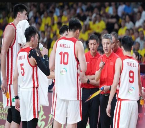 中国男篮官宣21人集训名单，周琦赵睿落选，张镇麟被郭士强弃用