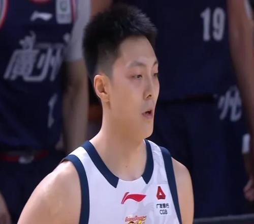中国男篮迎阵容大洗牌！21人集结备战，以下5名球员意外落选