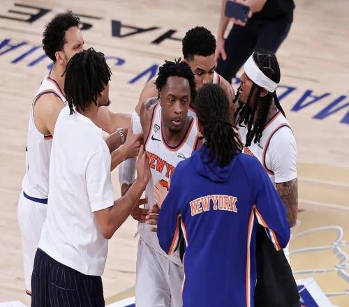 NBA福克斯“愚蠢选择”导致马刺输球，快速冲上美国热搜