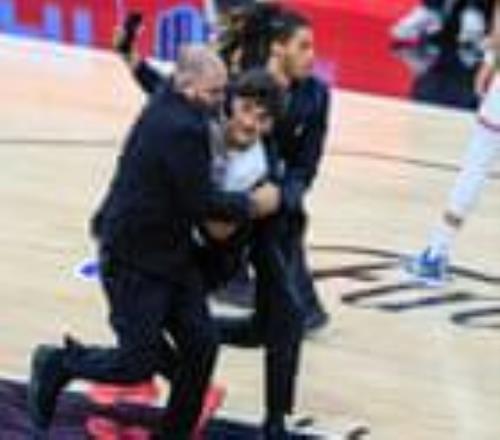 NBA终身禁赛两名球迷文班亚马遇球场闯入者