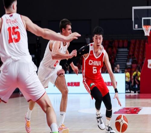 全队20次失误！中国男篮变失误大队崩盘廖三宁17分丢关键罚球