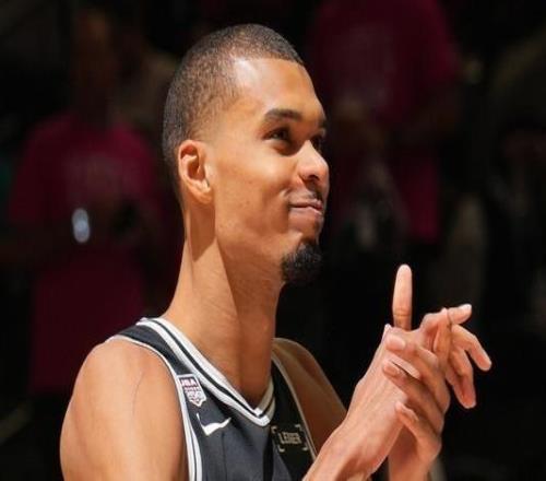 哈珀：文班关键时刻从不退缩我们全队也都充满信心