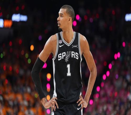 总决赛球迷冲场求合影NBA开出终身禁赛重罚