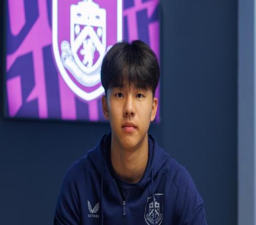 官方：伯恩利签下19岁中国小将张家鸣，球员将效力于U21梯队