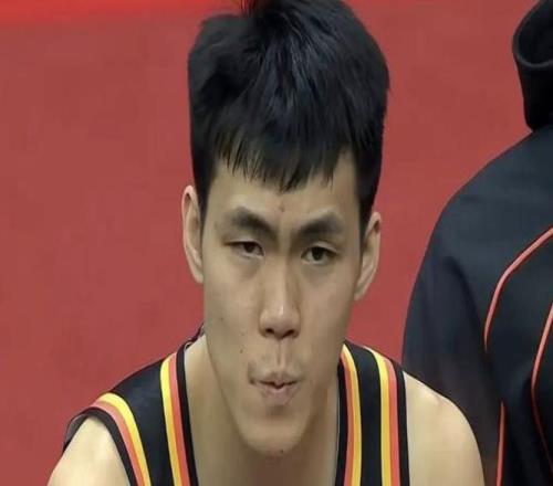 庞峥麟17分中国男篮遭遇绝杀，王俊杰回归男篮依旧害怕紧逼