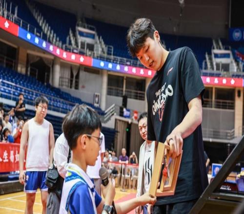 杨瀚森回家，球迷送祝福