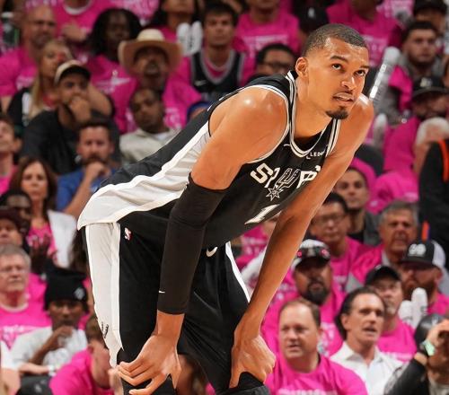 NBA总决赛：马刺02尼克斯，赛后还有4个坏消息，文班心态崩盘