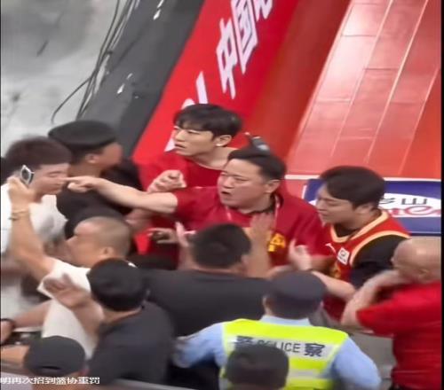 总决赛G5爆发冲突，上海球迷辱骂楼明，双方冲突，知情人曝光真相