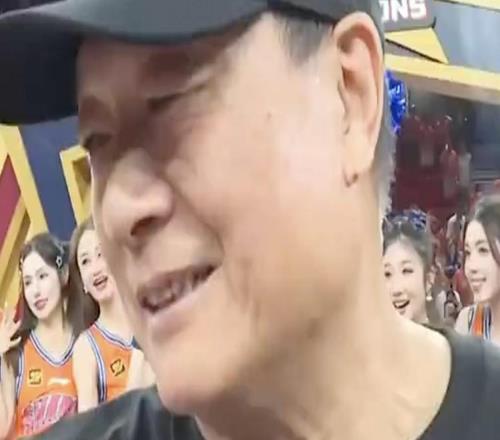 李秋平：这是一个很好的承上启下时刻，下赛季我们还要拿冠军