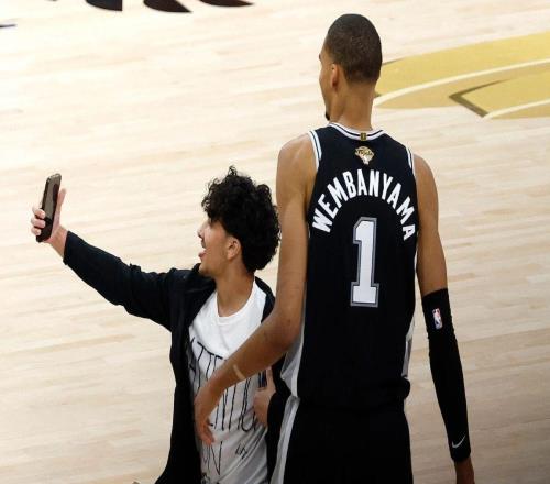 马刺球迷冲场自拍被终身禁赛，NBA严打违规行为