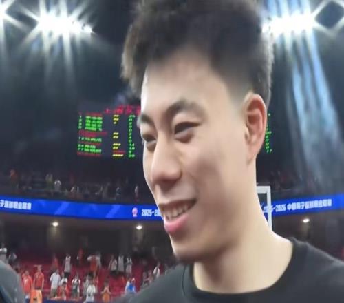 上海夺冠沪媒采访！李秋平寄语卫冕，王哲林渴望夺冠，金金提弗格