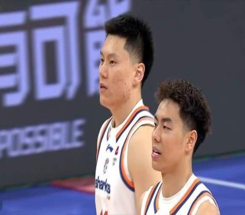 张镇麟+李弘权合同到期上海男篮留住争冠阵容外援4选2白边走人