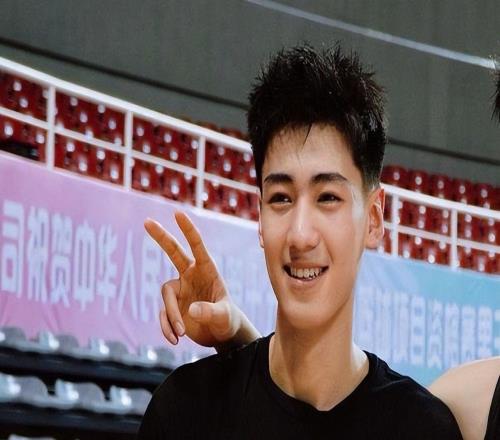他凭啥打17分钟?3中0+3犯2失误，球迷：这种关系户不该进国家队