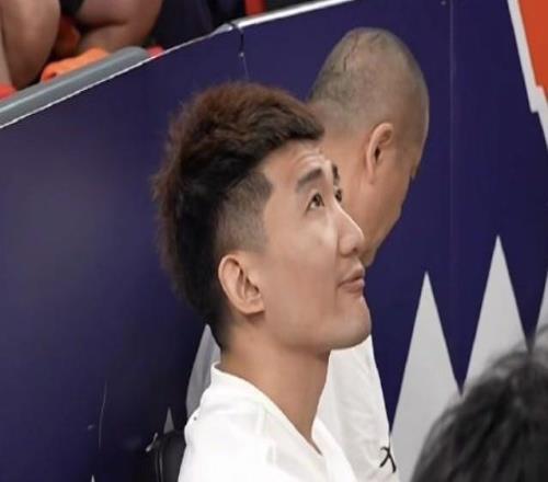记者：打封闭登场付出了一切，浙江球迷最不应该骂的就是孙铭徽